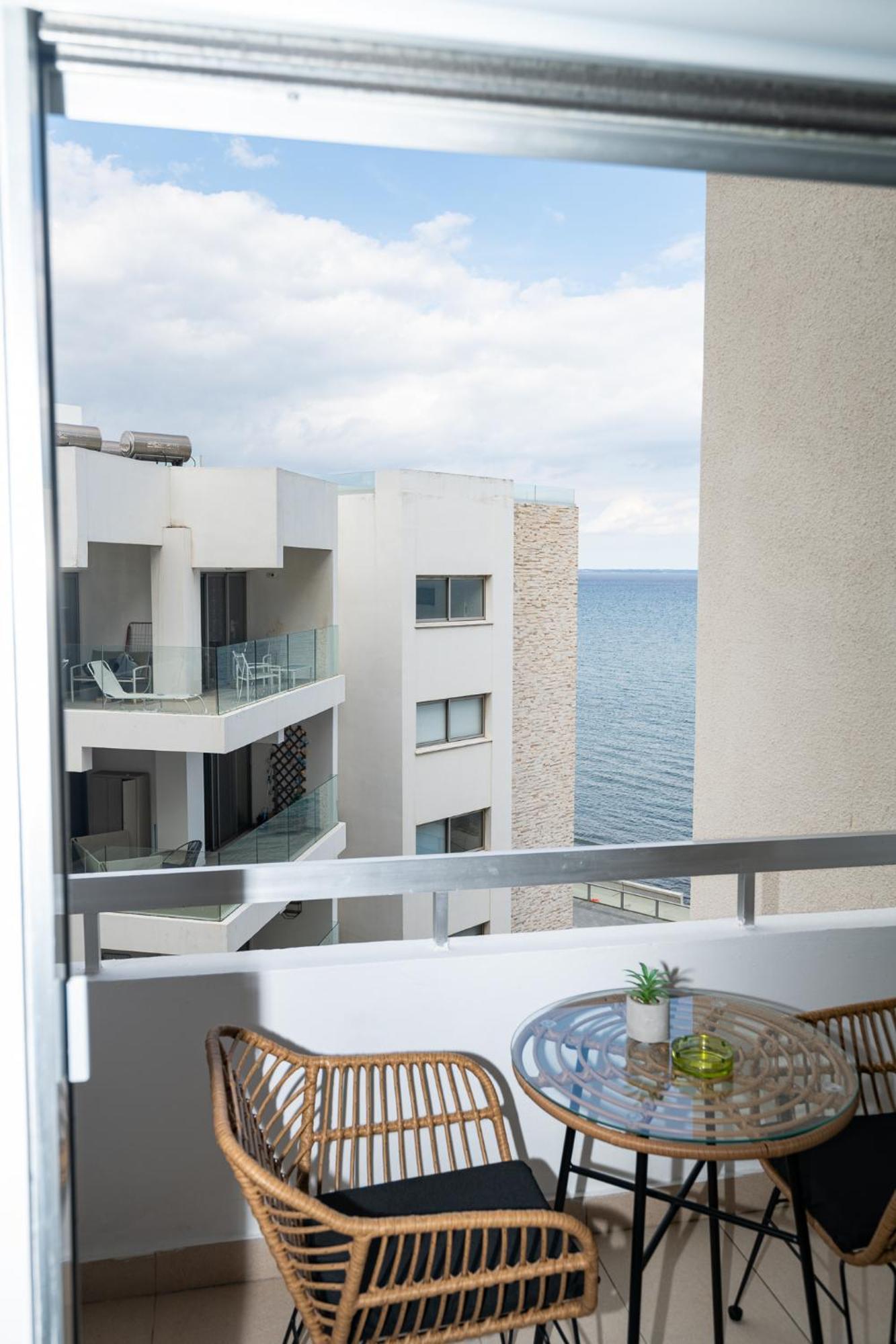 Lazuli Beach & Pool Apartment 501 Ларнака Екстериор снимка