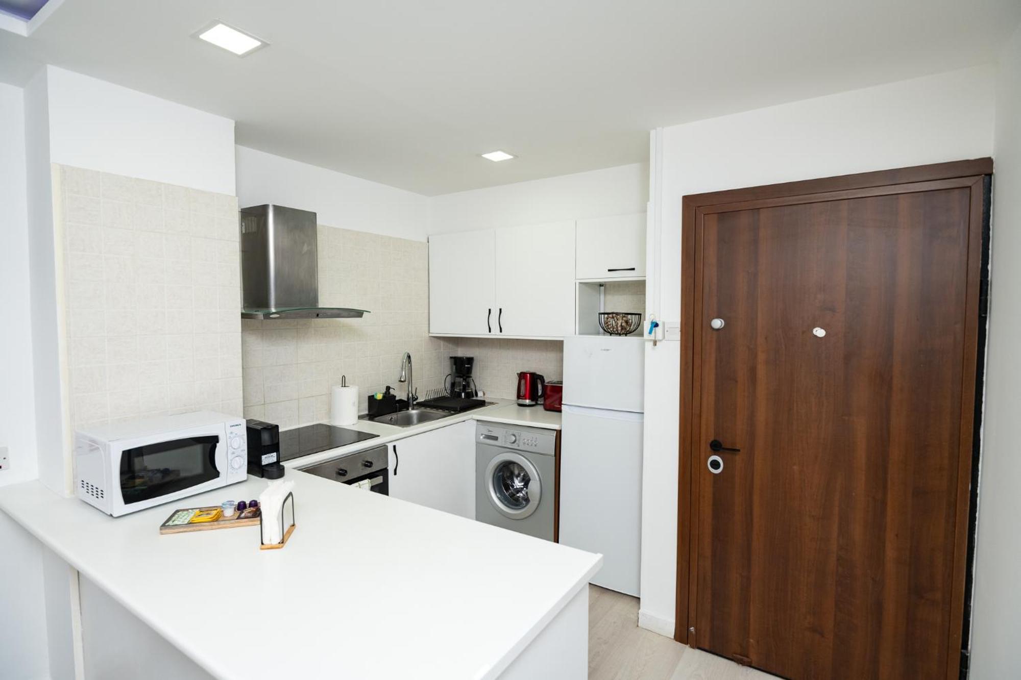 Lazuli Beach & Pool Apartment 501 Ларнака Екстериор снимка